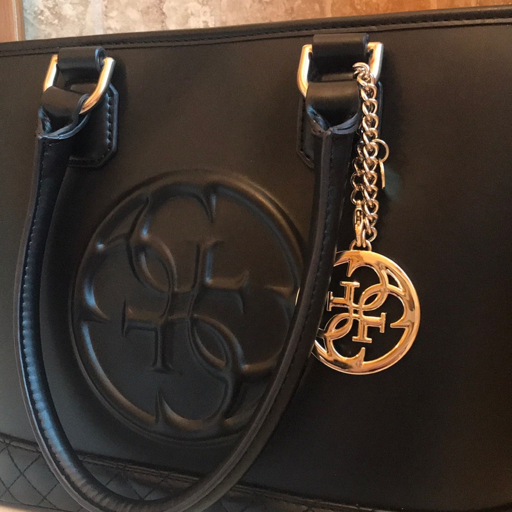 GUESS. Satchel handbag 👜